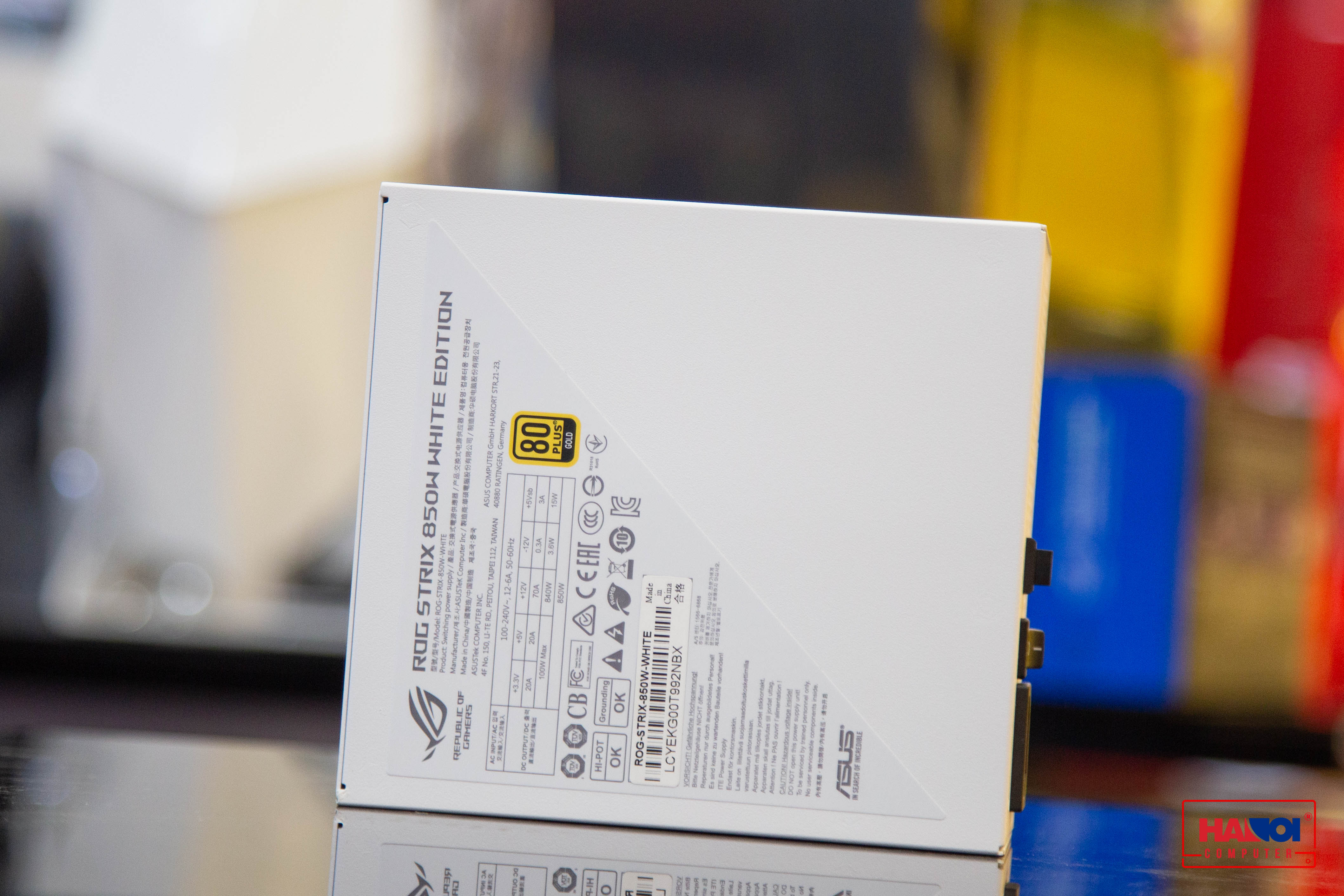Mặt bên của Nguồn ASUS ROG STRIX 850G - WHITE GUNDAM 850W Gold ( Màu Trắng/80 Plus Gold / Full Modular)