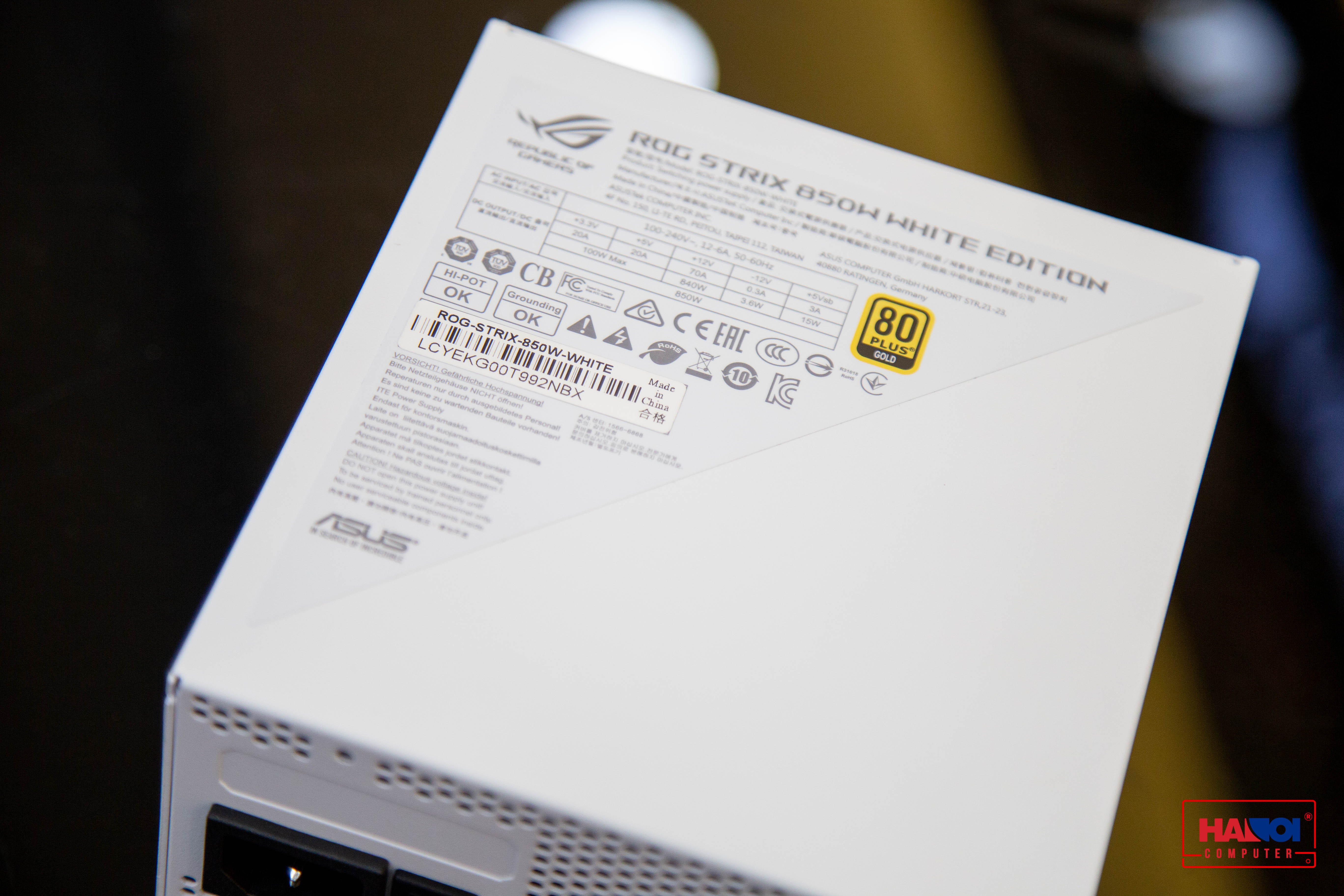 Mặt sau Nguồn ASUS ROG STRIX 850G - WHITE GUNDAM 850W Gold ( Màu Trắng/80 Plus Gold / Full Modular)