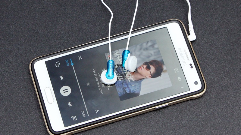 Tai nghe Sony E9LP Hồng sử dụng kết nối 3.5