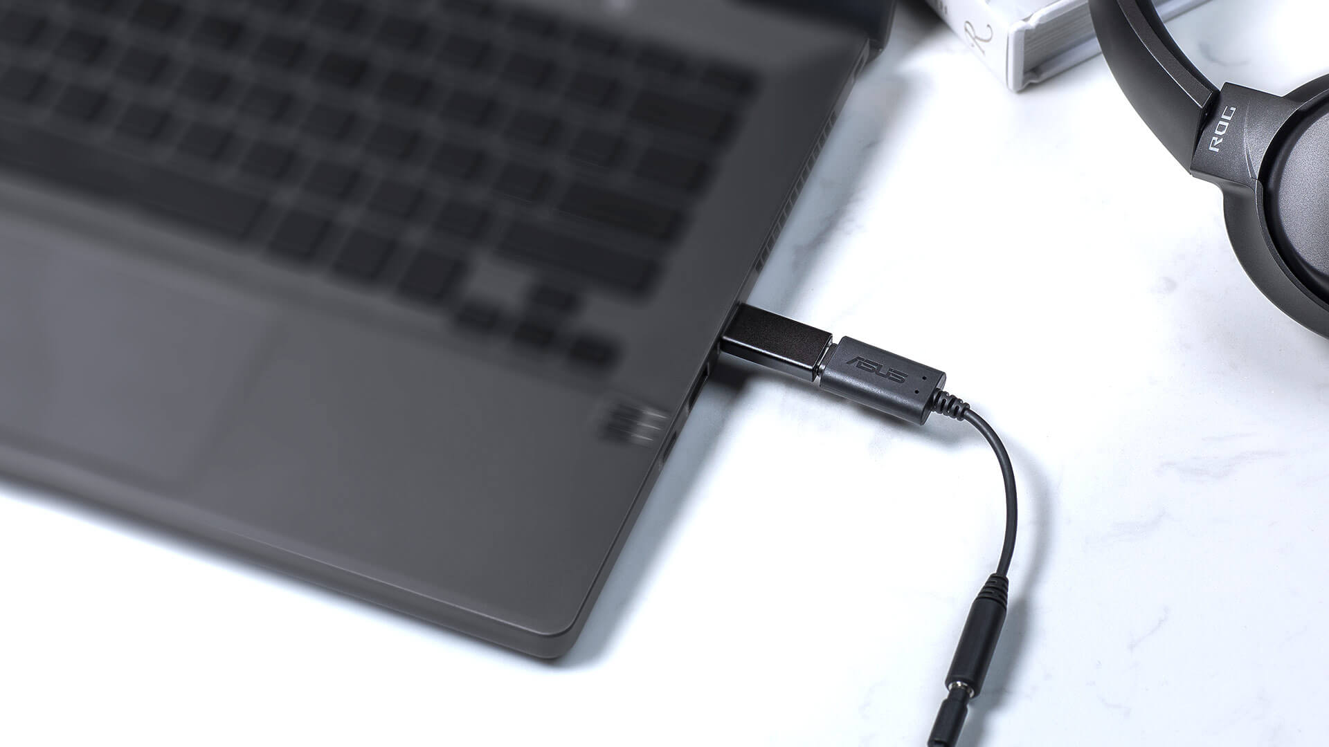 Bộ chuyển đổi ASUS AI từ USB-C sang giắc 3,5 mm (Mic chống ồn) có khả năng tương thích với nhiều thiết bị