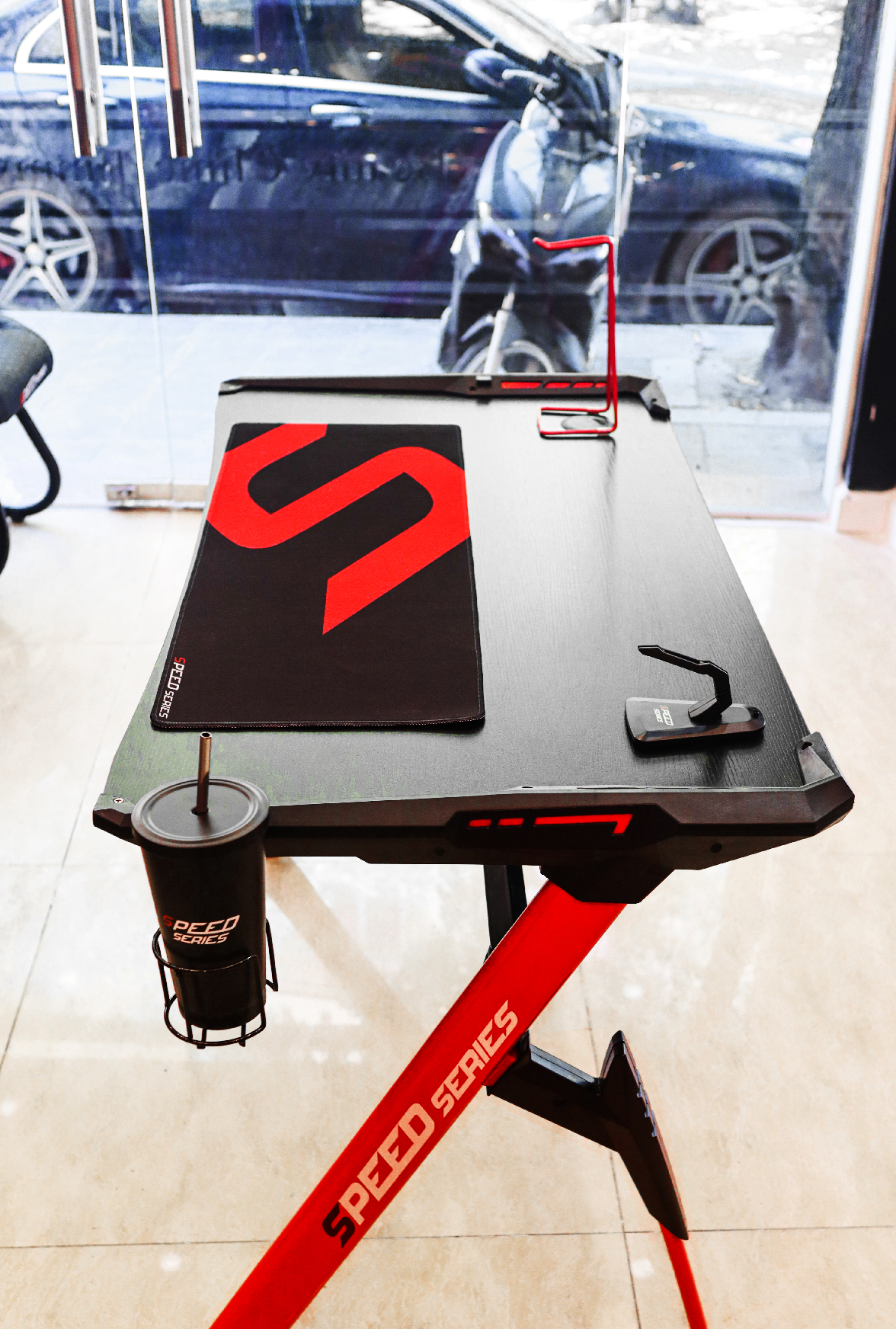 Bàn Gaming Speed R1 Black (KhungKim Loại/ Mặt Gỗ ) có mặt bàn làm bằng gỗ chất lượng cao