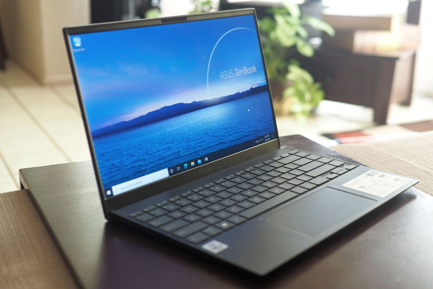 Review laptop cho dân văn phòng hiệu năng cao, siêu mỏng nhẹ