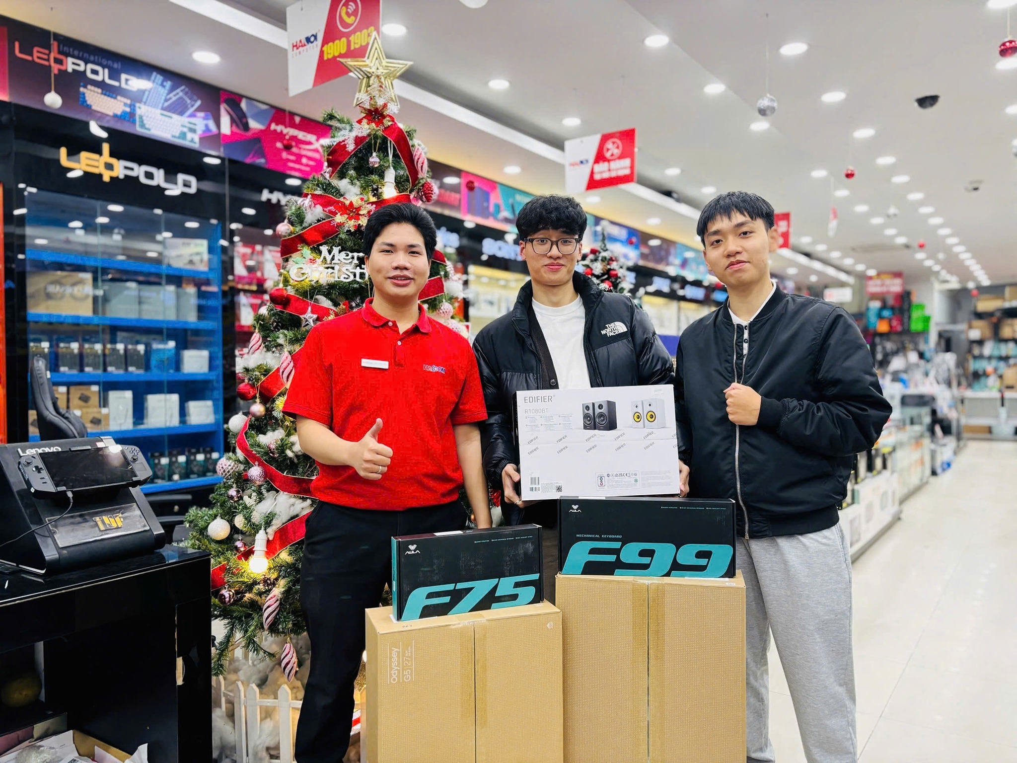 Khách hàng sử dụng Tai nghe không dây Razer Barracuda X-2022 RZ04-04430100-R3M1 (Wireless + Bluetooth 5.2)