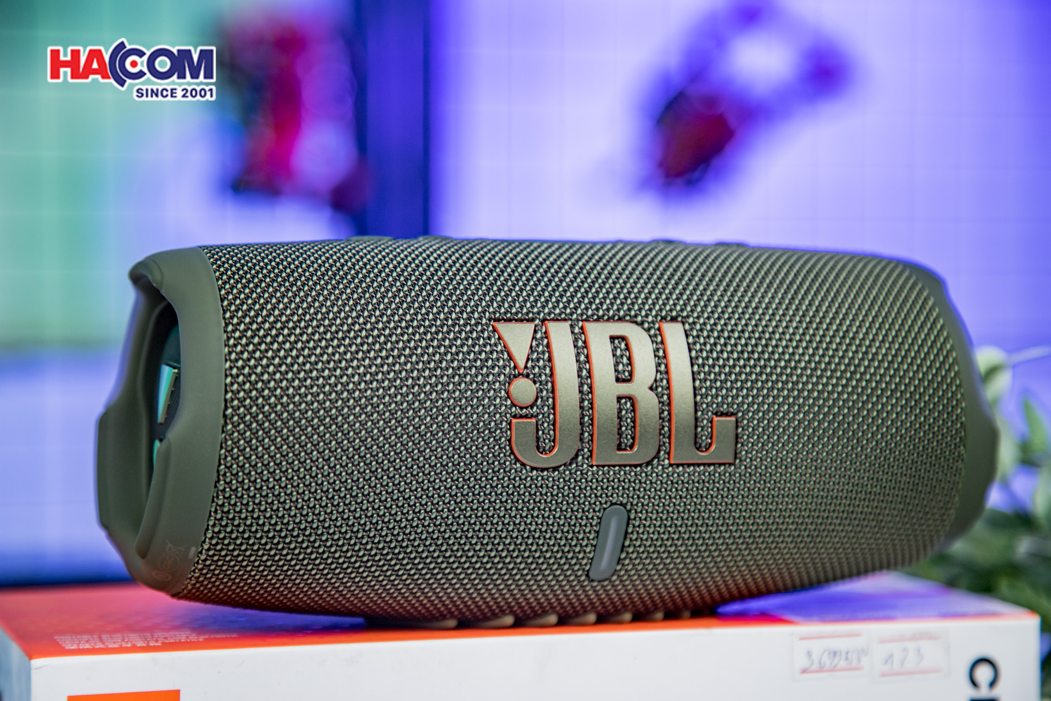 69684_loa_di_dong_jbl_charge_5_mau_xanh_la_cay_07.JPG 11