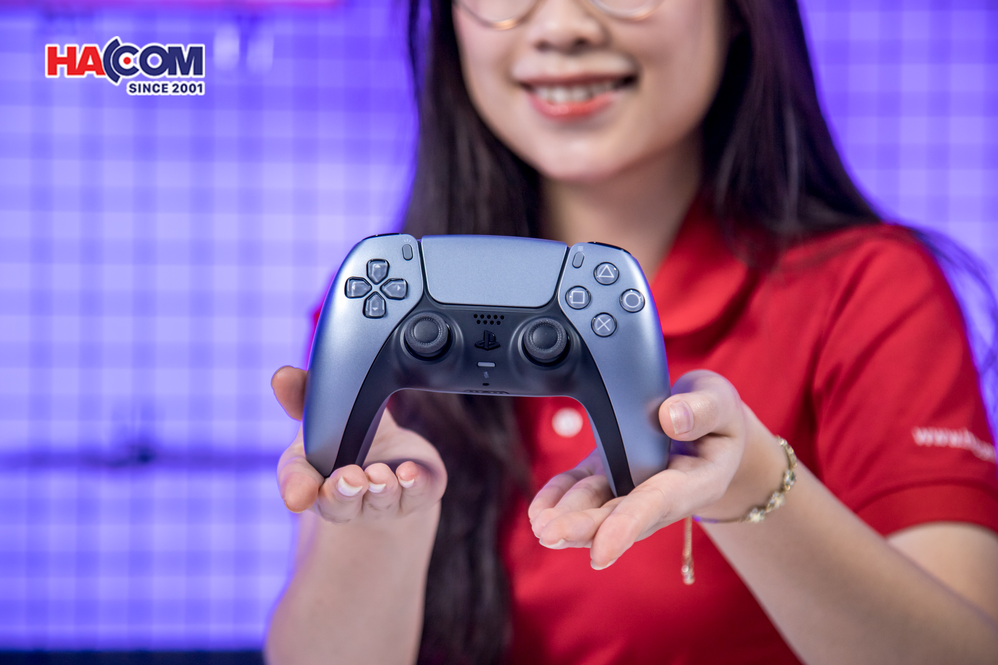 80677_tay_cam_choi_game_sony_ps5_dualsense_sterling_silver_02.JPG 5