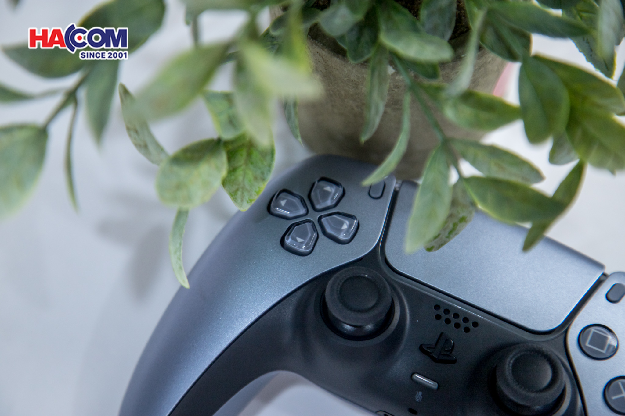 80677_tay_cam_choi_game_sony_ps5_dualsense_sterling_silver_06.JPG 9