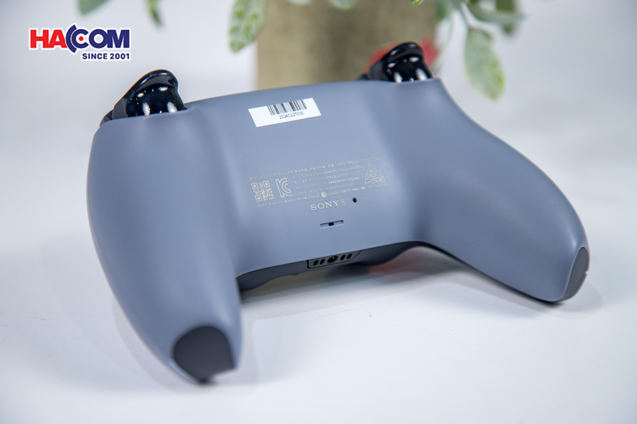 80678_tay_cam_choi_game_sony_ps5_dualsense_sterling_silver_010.JPG 13