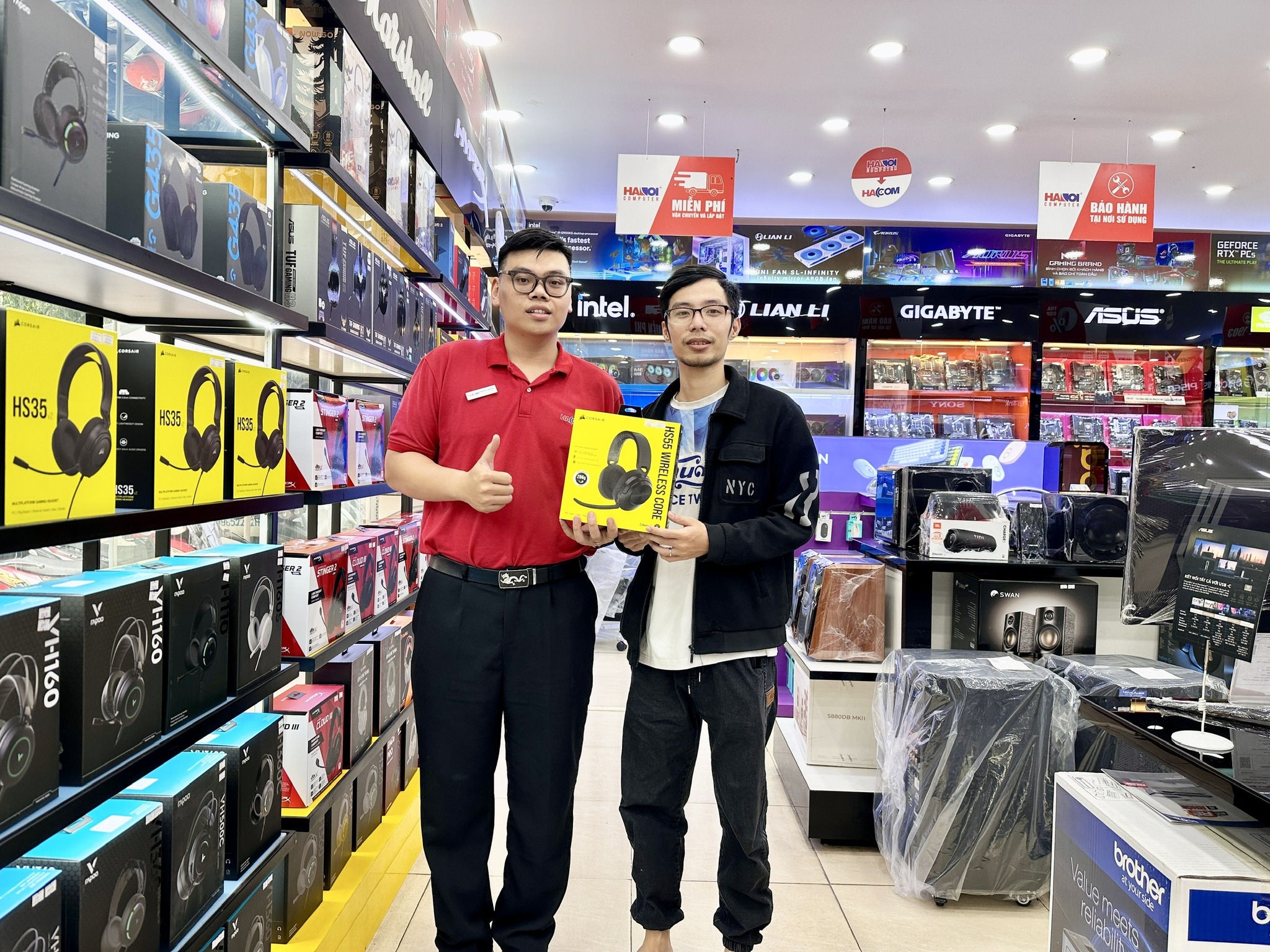 khach_hang_85455_tai_nghe_gaming_khong_day_corsair_hs55_core_ca_9011290_ap_kh.jpg 5